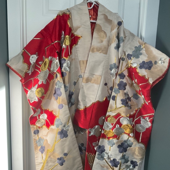 Traditional Japanese Bride Wedding Kimono Uchikake - Picture 2 of 15